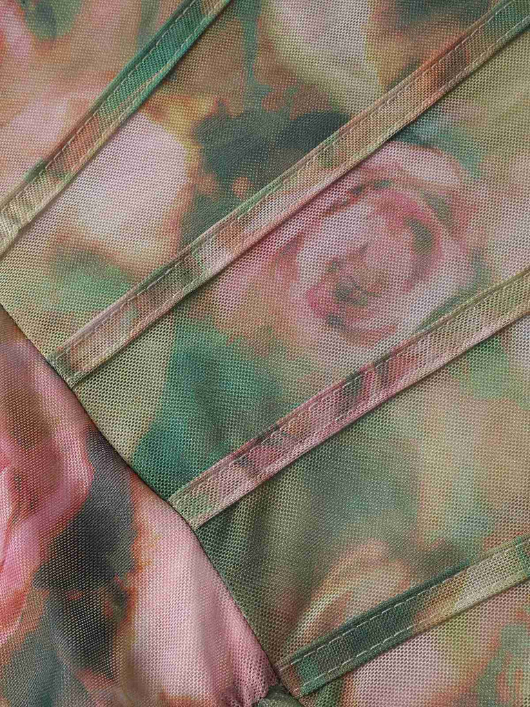 Kleid aus den 1930er Jahren mit Rosenmuster, Fischgrätmuster, Raffungen und Schlitz