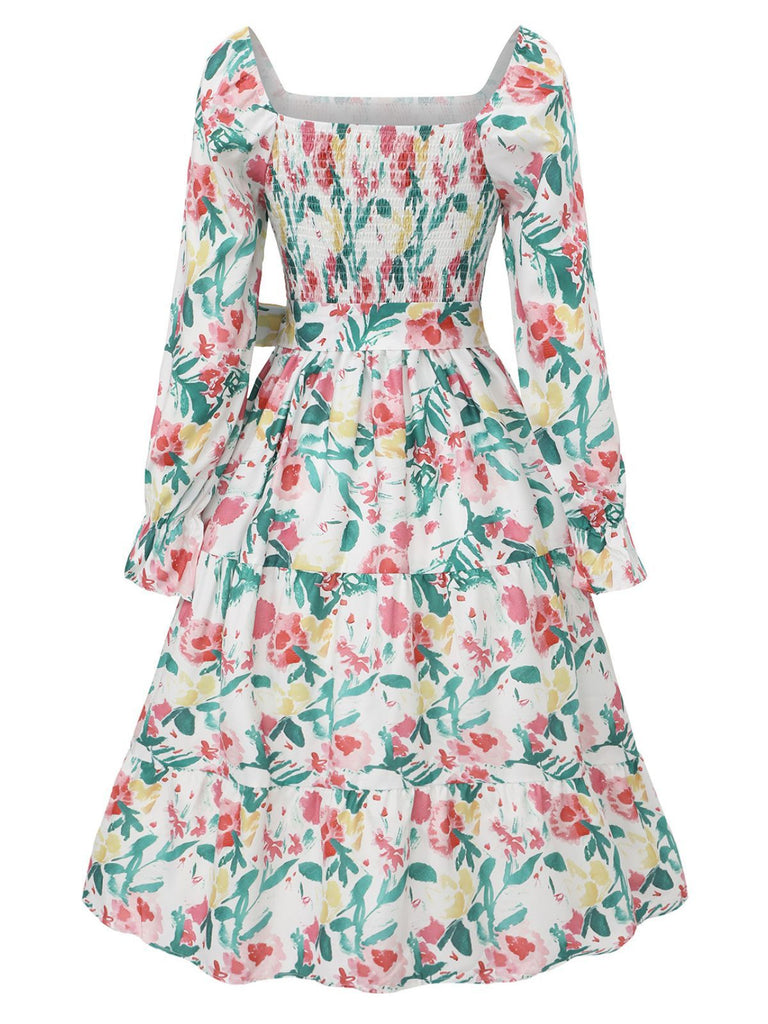 Geblümtes Kleid mit langen Ärmeln auf weißem Hintergrund