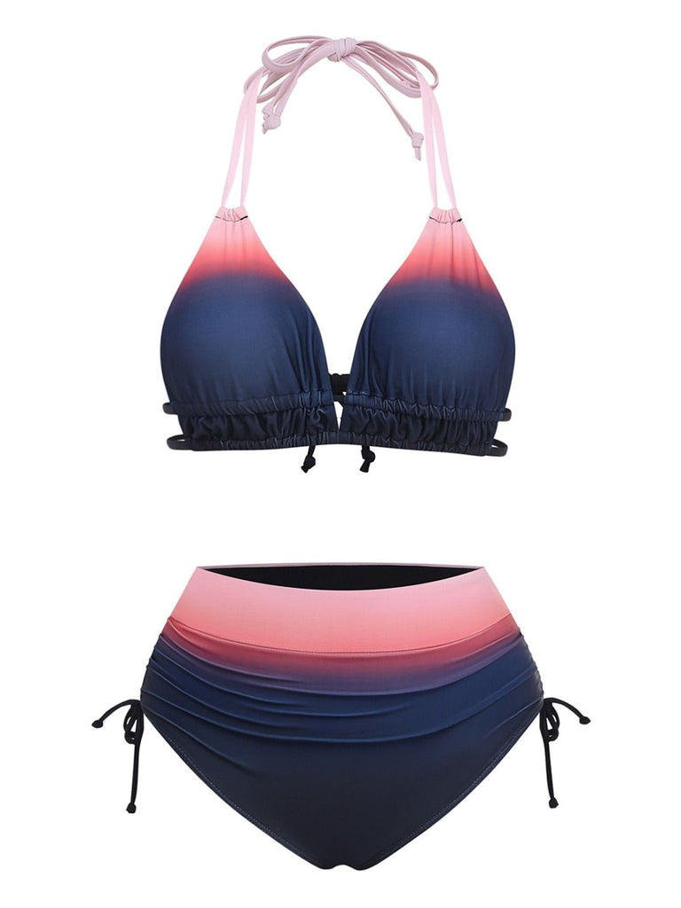Ein zweiteiliges Bikini-Set mit einem Farbverlauf von Rosa zu Marineblau, bestehend aus einem Neckholder-Oberteil mit Rüschenbesatz und einem hochgeschnittenen Höschen mit seitlichen Bindebändern.