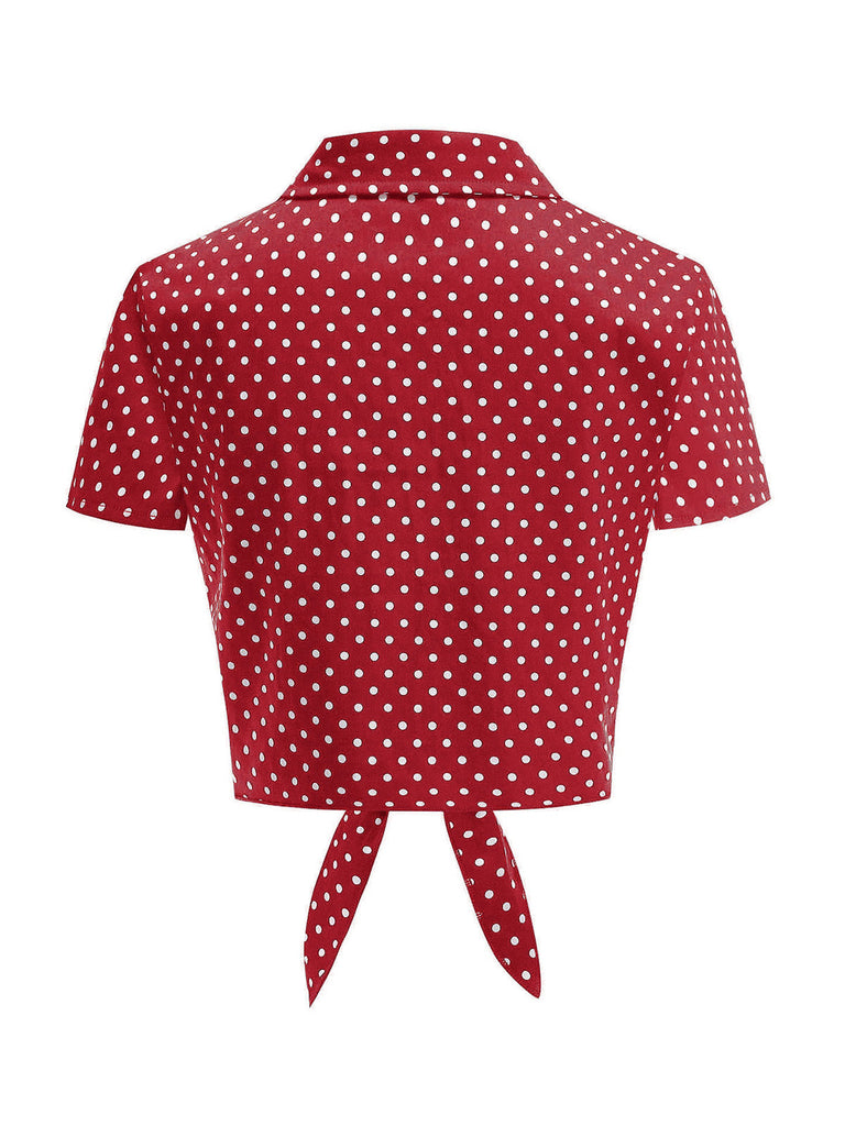Rote, gepunktete Kurzarmbluse mit Gürtel im Stil der 1950er-Jahre – Vintage-Mode, Retro-Stil, elegantes Rot