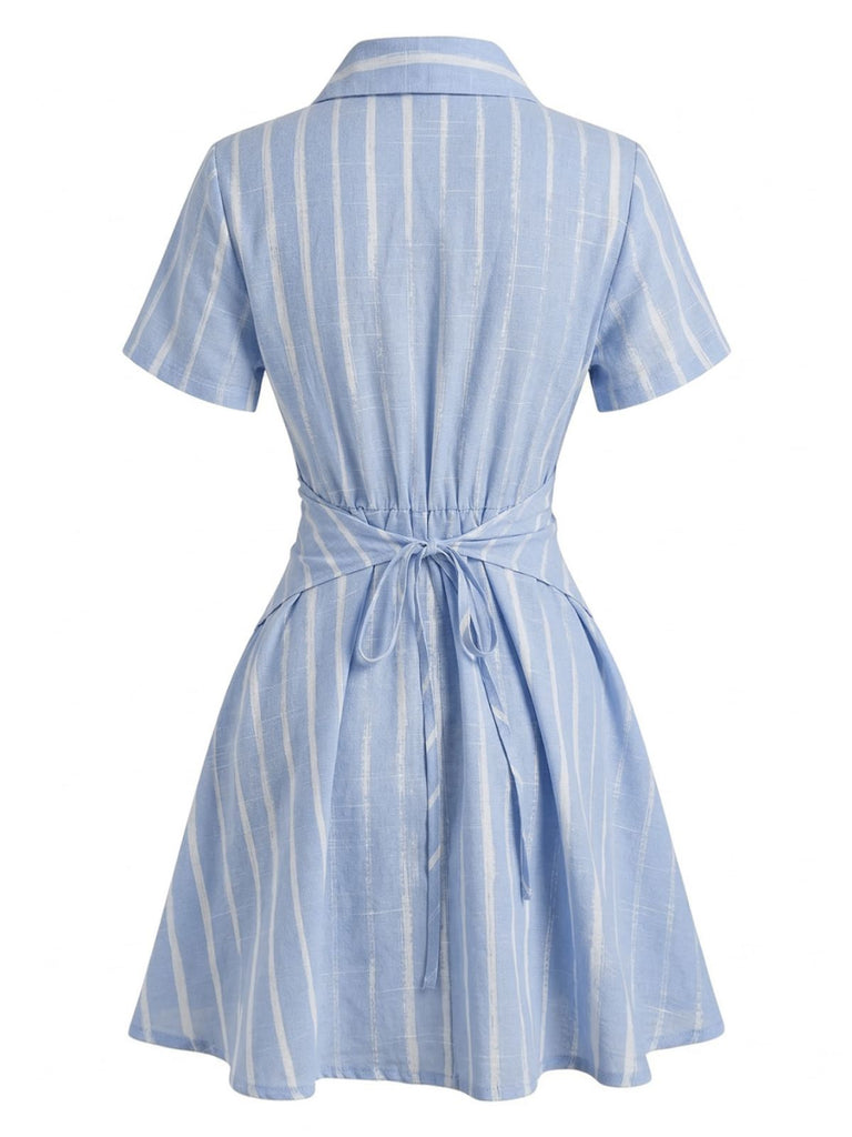 Blaues, vertikal gestreiftes Kleid im Stil der 1950er Jahre mit Johnny-Kragen und gekreuzten Trägern – Vintage-Kleid, Retro-Mode, Rockabilly