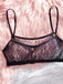 Schwarzes Spitzen-Bralette auf flauschigem, rosa Hintergrund