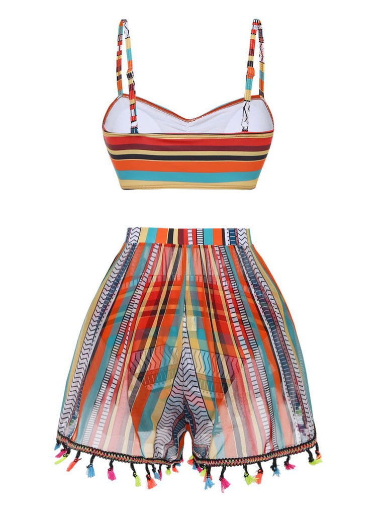 Buntes, gestreiftes Oberteil und Shorts-Set auf weißem Hintergrund