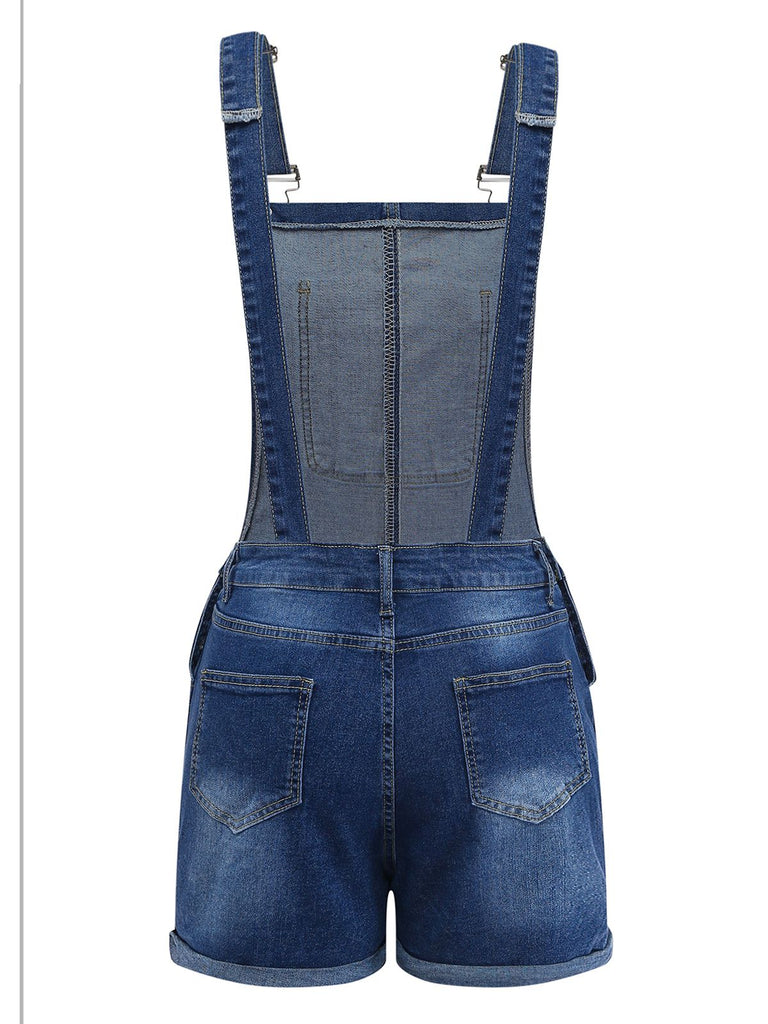 Blaue Jeans-Latzhose auf weißem Hintergrund