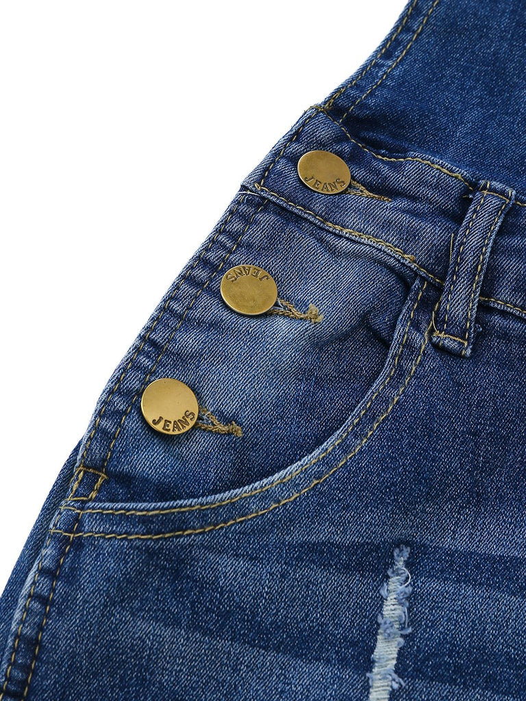 Nahaufnahme einer blauen Jeans mit goldenen Knöpfen vor weißem Hintergrund
