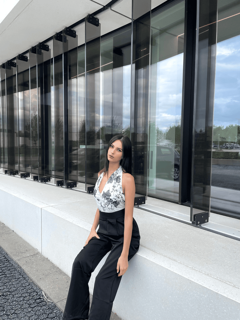 SCHWARZER WEISSER BLUMEN JUMPSUIT MIT HALFTERRIEMEN