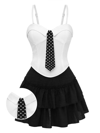 Weißes Oberteil mit schwarzer gepunkteter Krawatte und schwarzem Rock auf weißem Hintergrund