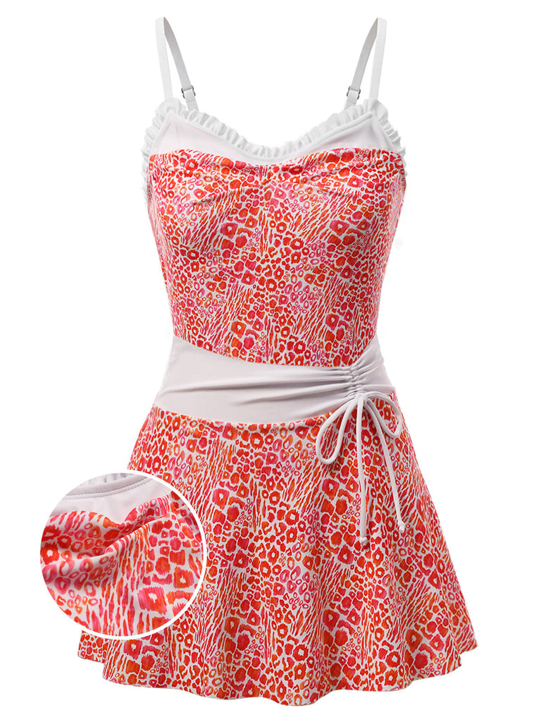 Leuchtend roter, neonfarbener Leoparden-Einteiler mit femininem Rüschenbesatz und passendem Überrock im Retro-Stil der 1950er-Jahre – perfekt für Strandpartys