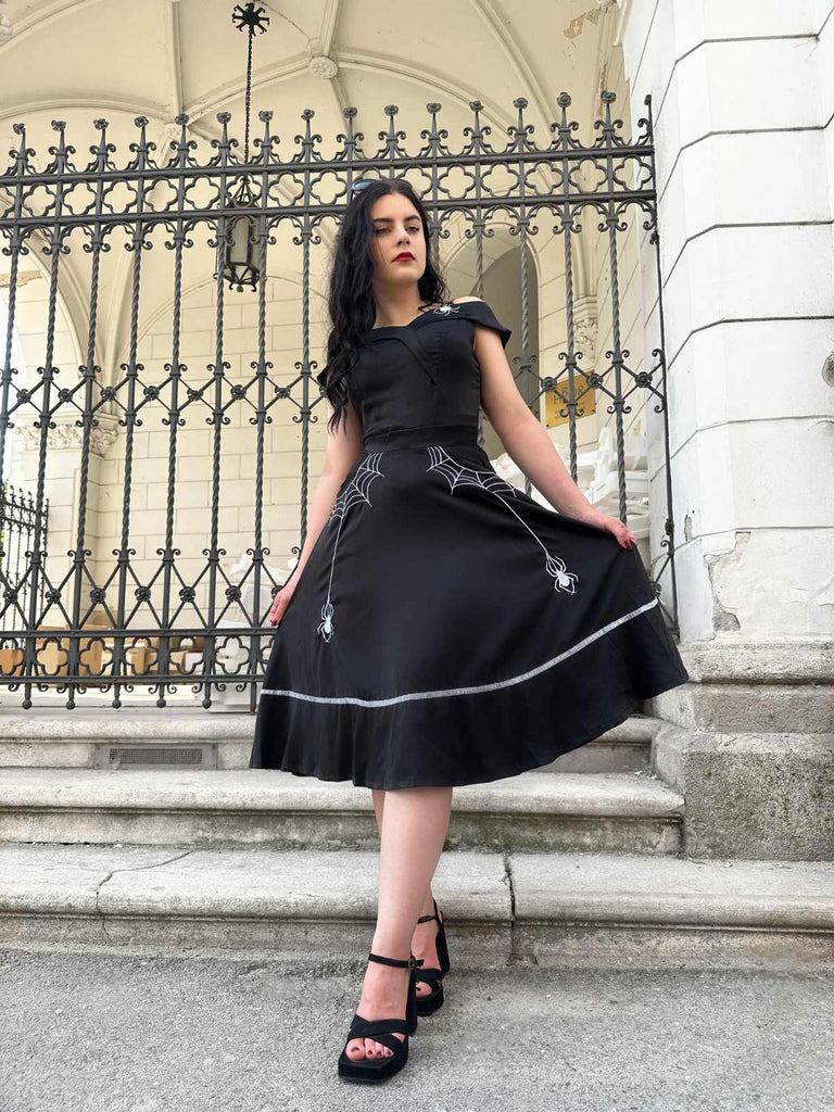 Schwarzes 1950er Halloween schulterfreies Spinnennetzkleid