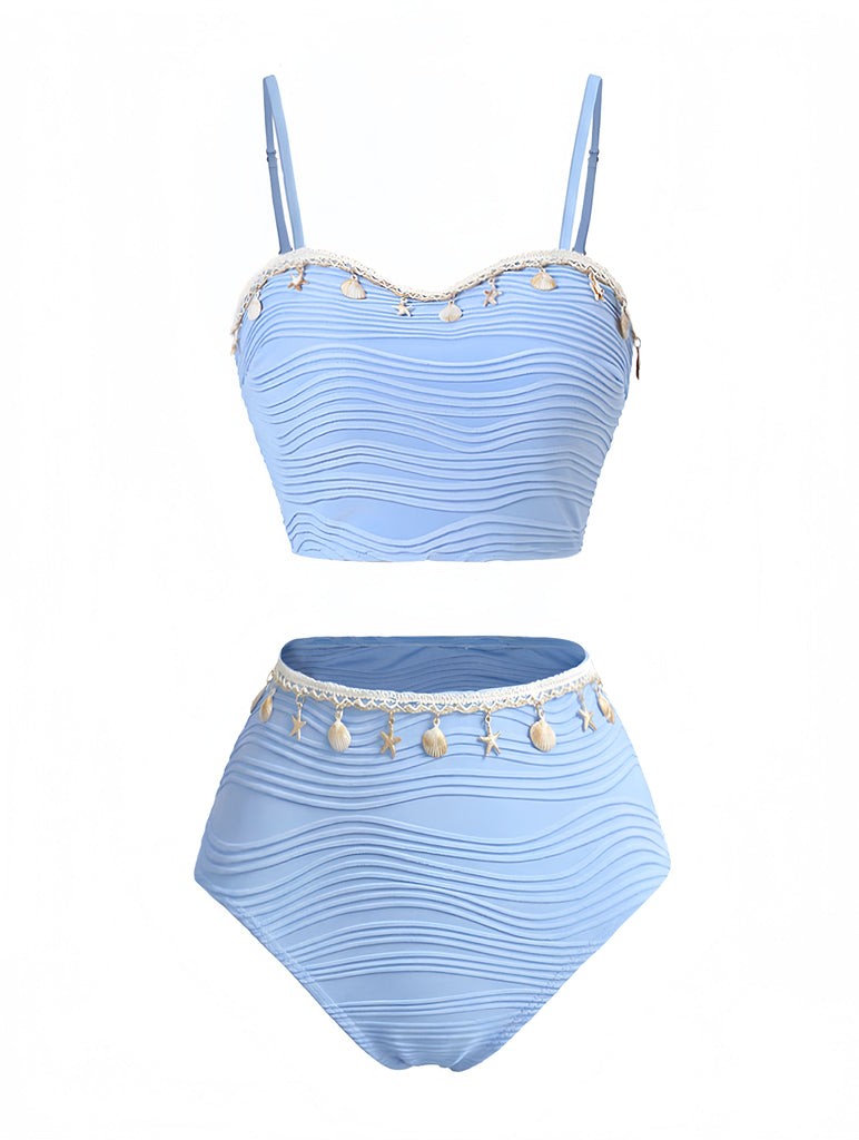 Vorderseite: 3-teiliges blaues Bikini-Set aus speziellem Muschelstoff im Stil der 1940er Jahre – zeitlose Schönheit, perfekt für Liebhaber von Vintage-Mode