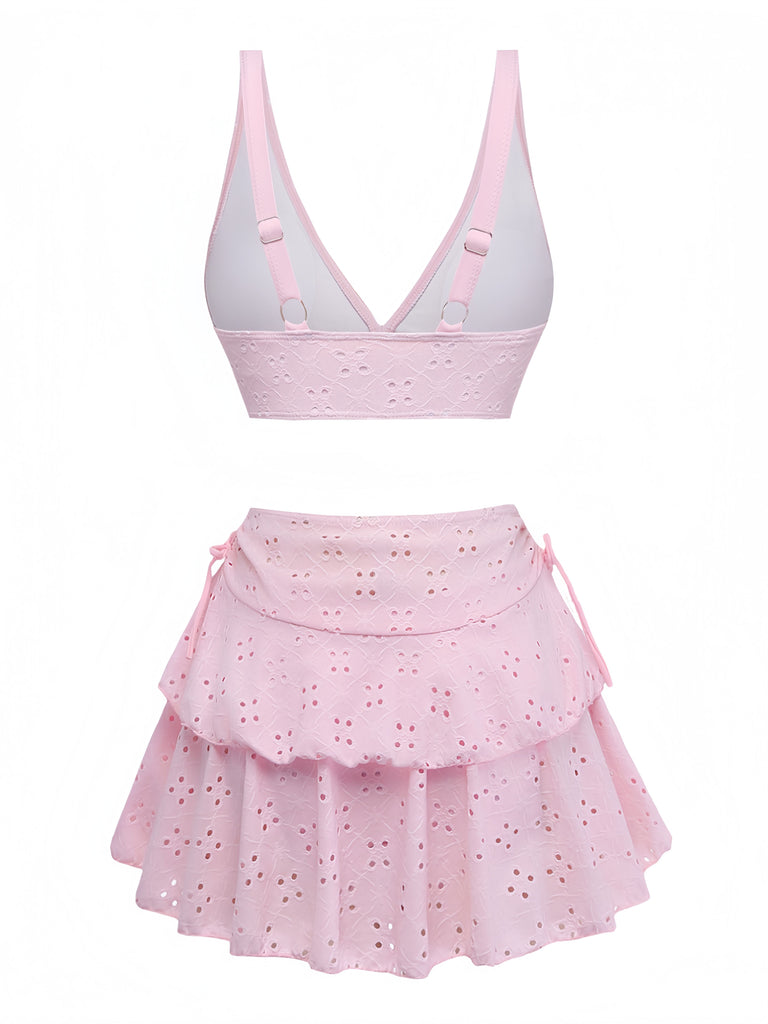 Rosa zweiteiliges Outfit mit Rock und Oberteil auf weißem Hintergrund