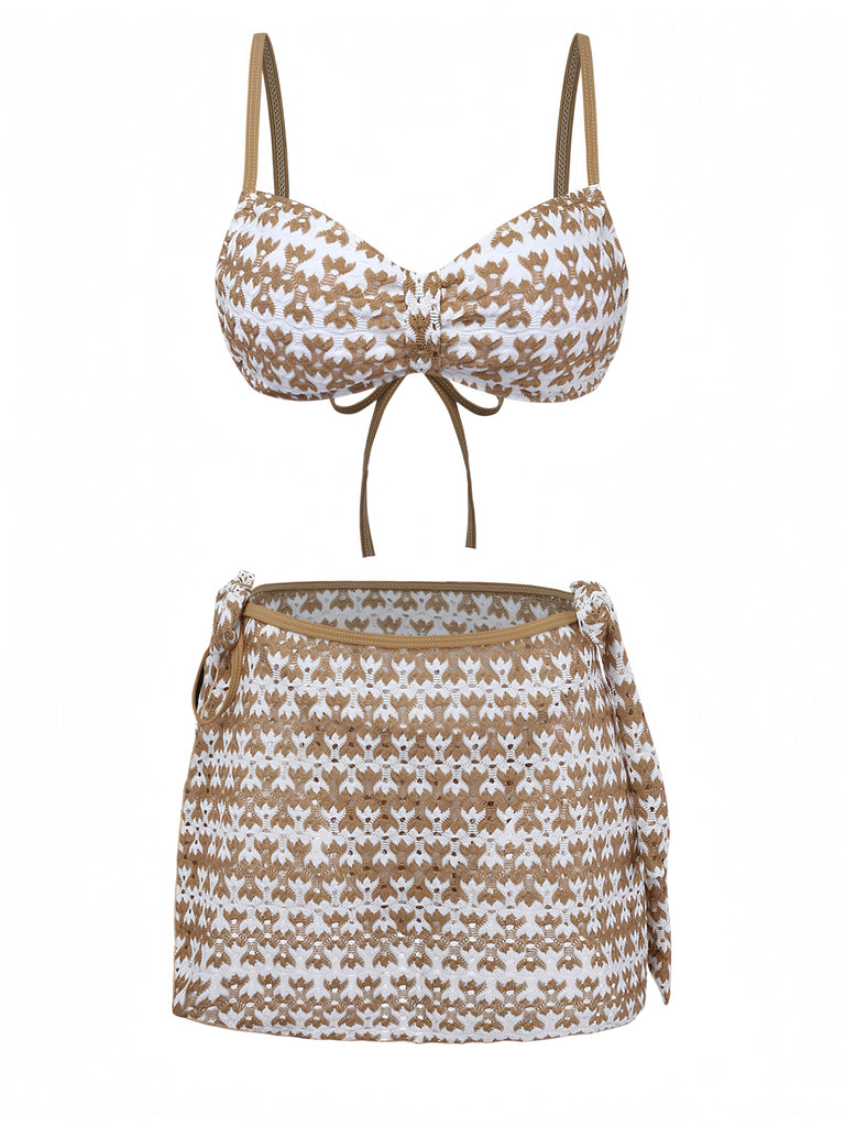 Retro-Bikini-Set aus khakifarbenem Häkelstoff im Stil der 1950er Jahre mit durchbrochener Struktur und einem stylischen Überwurfrock, perfekt zum Entspannen am Pool.