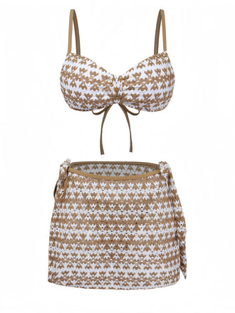 Retro-Bikini-Set aus khakifarbenem Häkelstoff im Stil der 1950er Jahre mit durchbrochener Struktur und einem stylischen Überwurfrock, perfekt zum Entspannen am Pool.