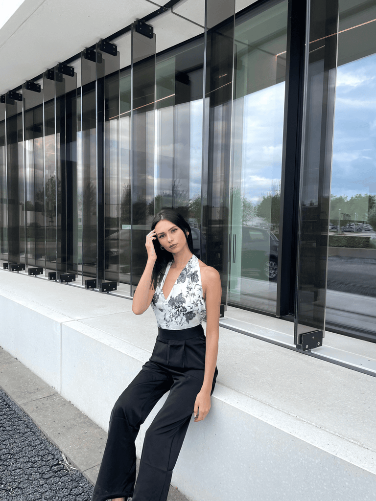 SCHWARZER WEISSER BLUMEN JUMPSUIT MIT HALFTERRIEMEN