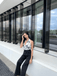 SCHWARZER WEISSER BLUMEN JUMPSUIT MIT HALFTERRIEMEN