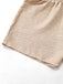 Beige Shorts auf weißem Hintergrund