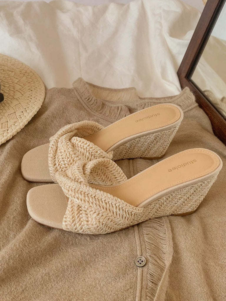 Beige Sandalen mit Zehen und Raffia