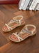 Flache Sandalen im Boho-Stil mit Perlenstickerei in Schmetterlings- und Herzform sowie Strassverzierungen – perfekt für gemütliche Sommerspaziergänge oder elegante Strandoutfits.