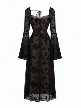 Schwarzes, langärmeliges Kleid aus floraler Spitze auf weißem Hintergrund