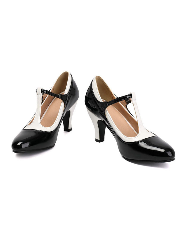 Schwarze und weiße High Heels auf weißem Hintergrund