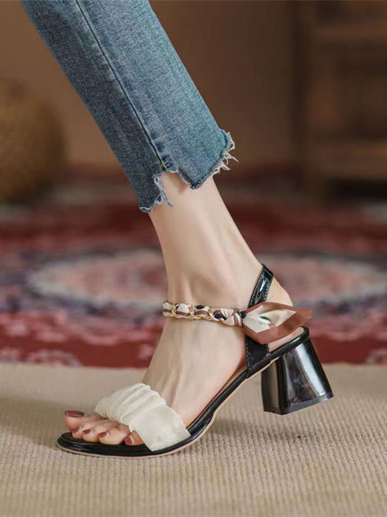 Sandalen mit High Heel und Knöchel in Schwarz & Weiß