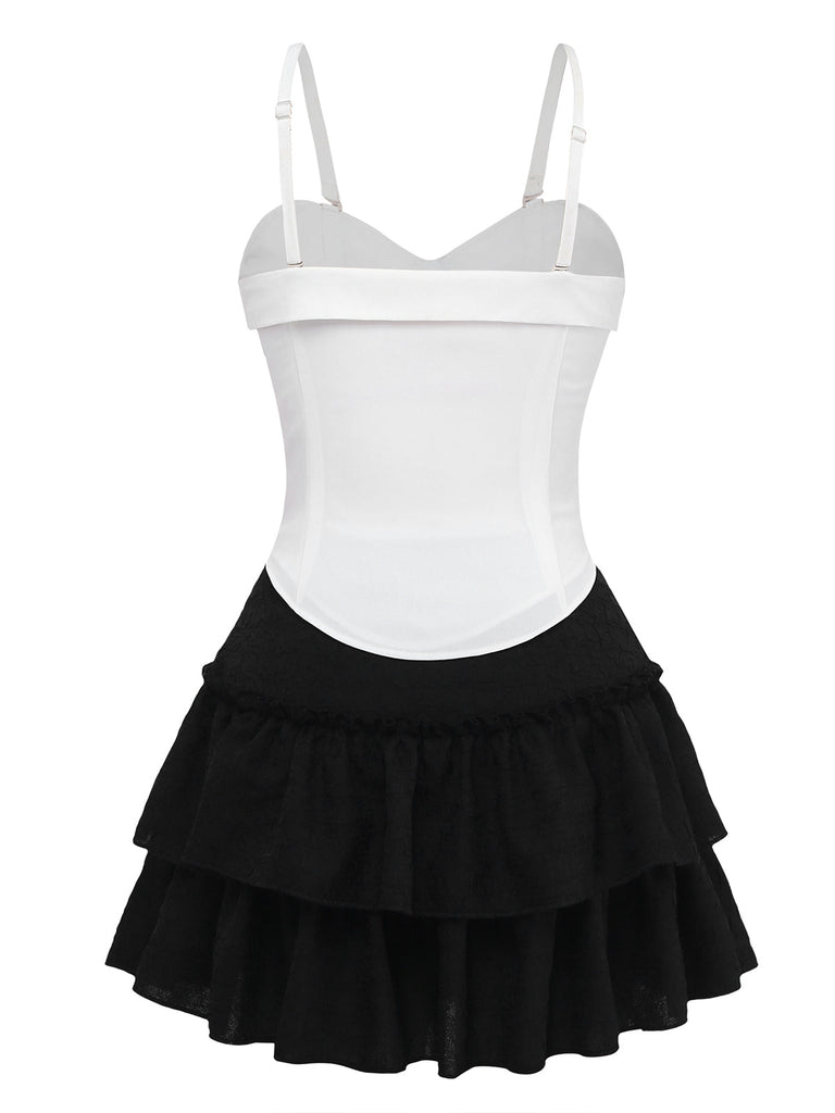 Weißer Body mit schwarzem Rüschenrock auf weißem Hintergrund