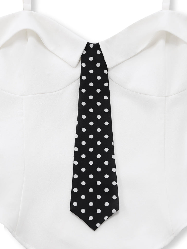 Schwarze Krawatte mit weißen Punkten auf weißem Hemd