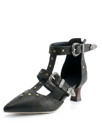 Schwarze High Heels mit silbernen Schnallen und Nieten auf weißem Hintergrund
