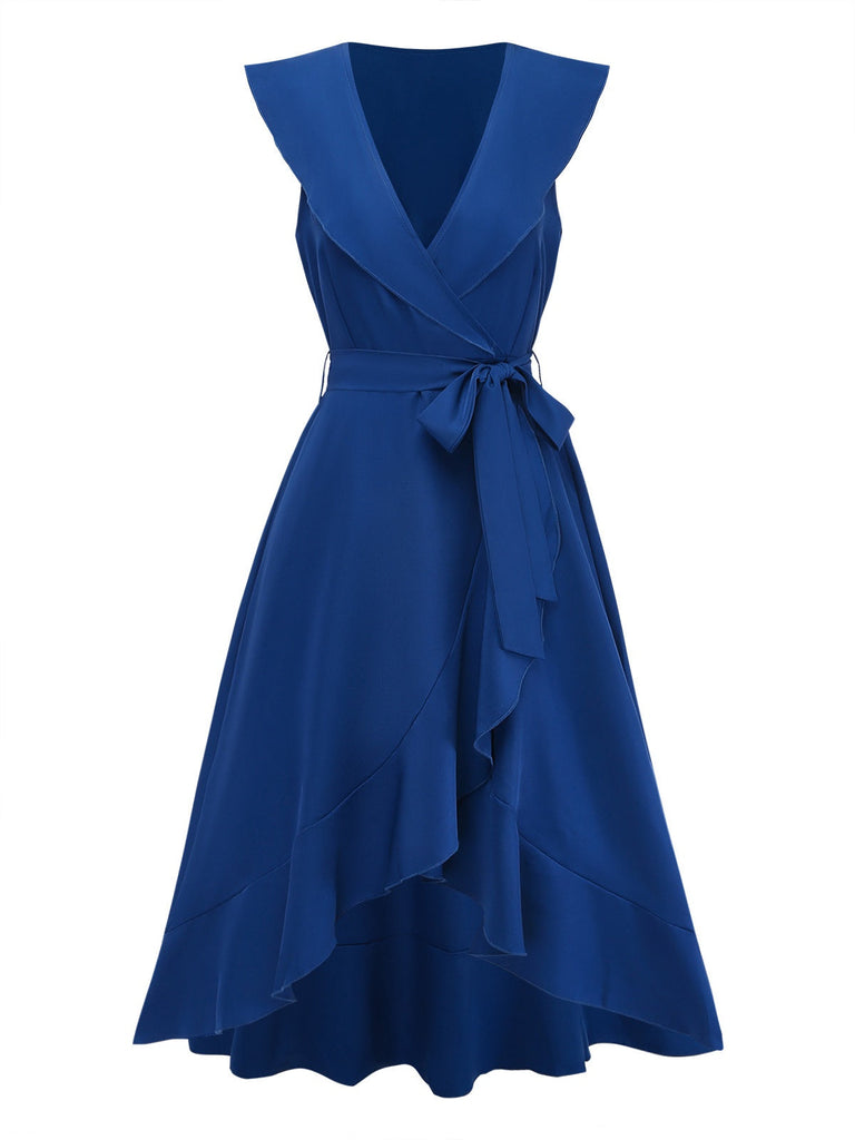 Blaues Kleid mit V-Ausschnitt und Rüschen auf weißem Hintergrund
