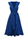 Blaues Kleid mit V-Ausschnitt und Rüschen auf weißem Hintergrund