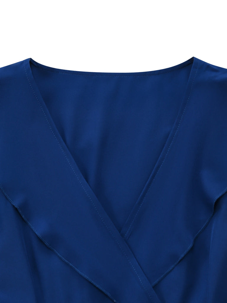Nahaufnahme eines blauen Kleidungsstücks mit V-Ausschnitt vor weißem Hintergrund