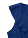 Nahaufnahme eines blauen, ärmellosen Tops mit Rüschendetails auf weißem Hintergrund