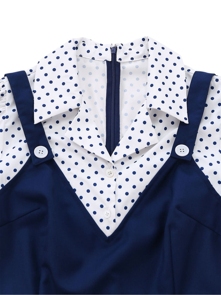 Marineblauer Jumpsuit mit weißem gepunktetem Hemd und Hosenträgern auf weißem Hintergrund