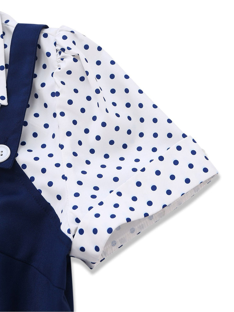 Marineblauer und weißer Jumpsuit mit Polka-Dots und Schleife auf weißem Hintergrund