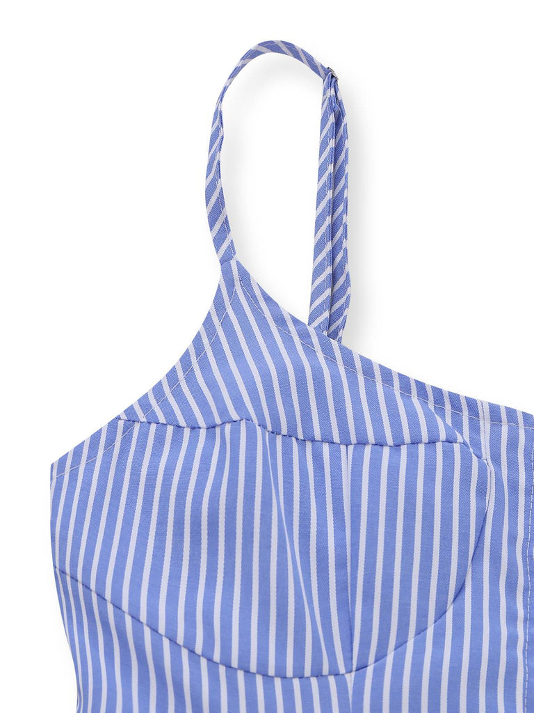 Blau-weiß gestreiftes Neckholder-Top auf weißem Hintergrund