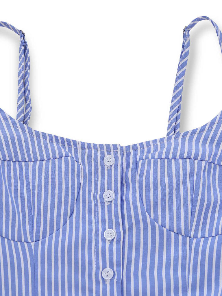 Blau-weiß gestreiftes Kleid mit Knopfdetails auf weißem Hintergrund