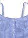 Blau-weiß gestreiftes Kleid mit Knopfdetails auf weißem Hintergrund