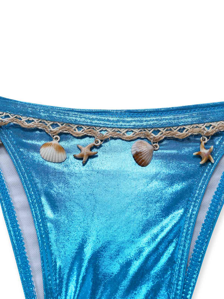 Glänzendes blaues Metallic-Bikini-Set im Stil der 1980er Jahre mit Muscheldetails, perfekt für einen glamourösen Retro-Strandlook oder einen sommerlichen Poolurlaub.