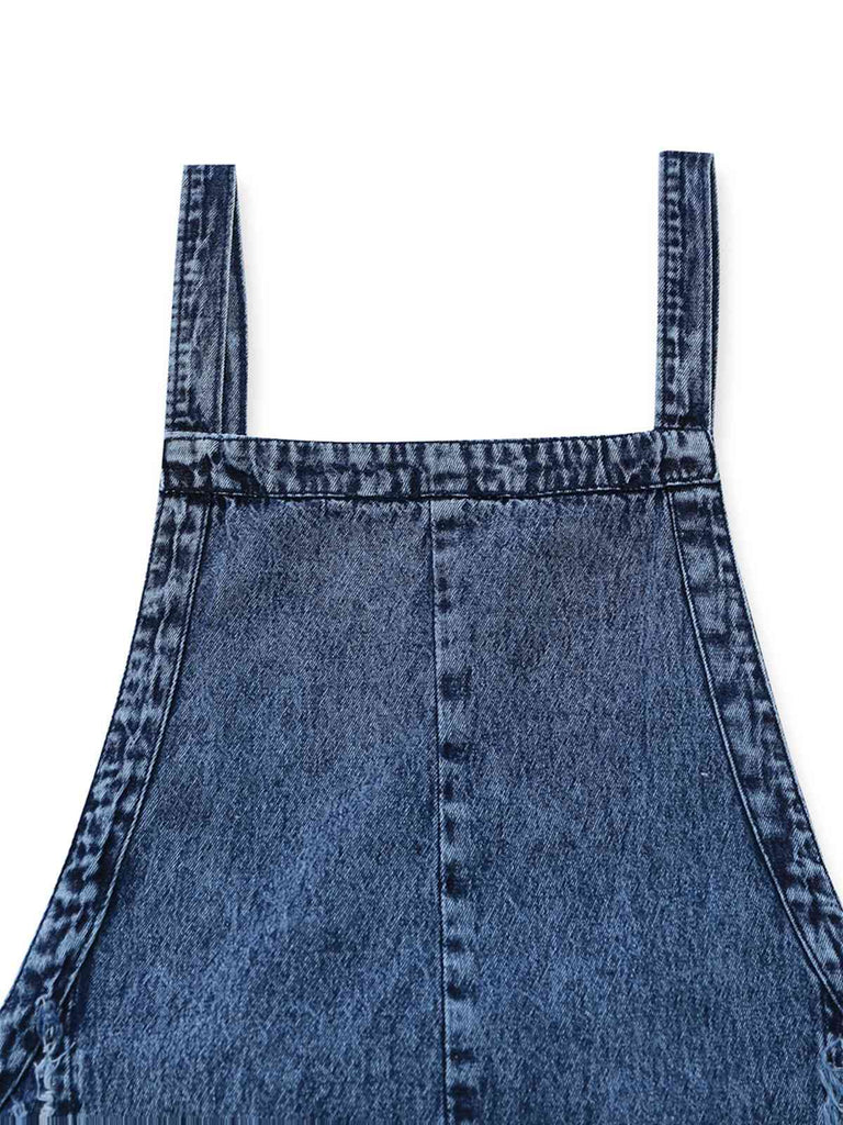 Weite, blaue Denim-Latzhose aus den 1970er-Jahren mit ausgefransten Kanten für einen klassischen, retro-inspirierten Streetwear-Look