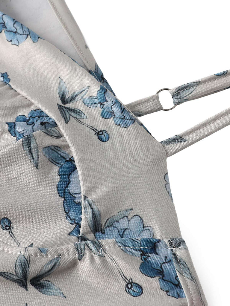 Nahaufnahme eines Stuhls mit Blumenmuster und blauen Blüten auf weißem Hintergrund