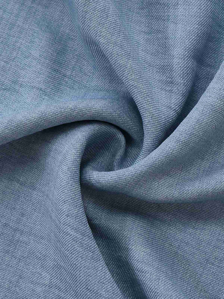 Blauer Jumpsuit aus den 1930er Jahren mit tiefem V-Ausschnitt, Stufenrock und Raffungen – Stoffstruktur im Detail