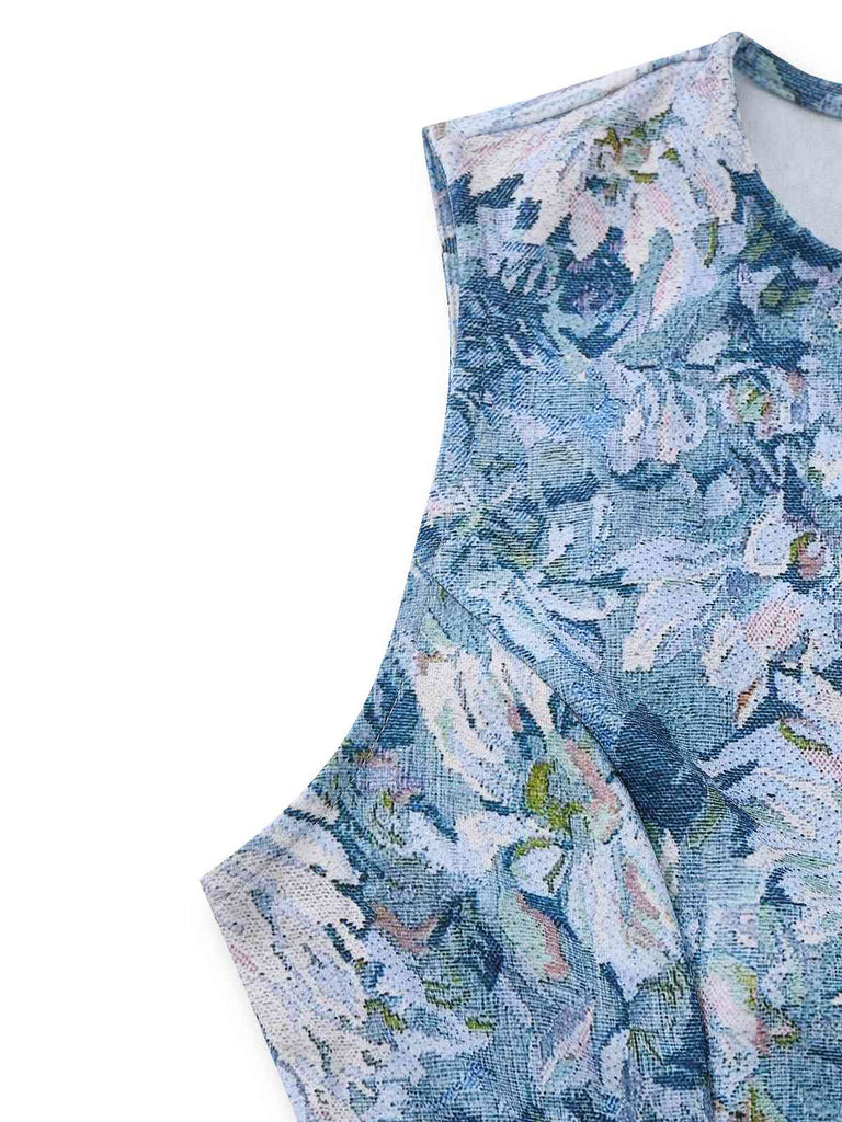 Blaues Blumenkleid auf weißem Hintergrund