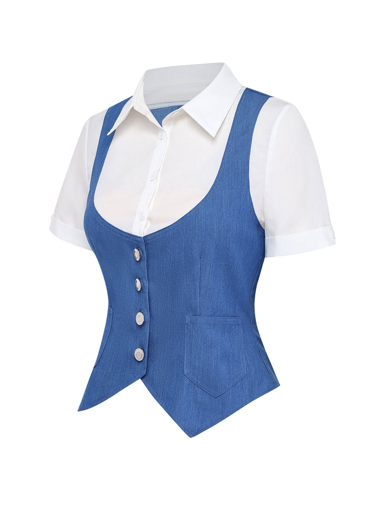 Blaue Weste über einem weißen Hemd auf weißem Hintergrund