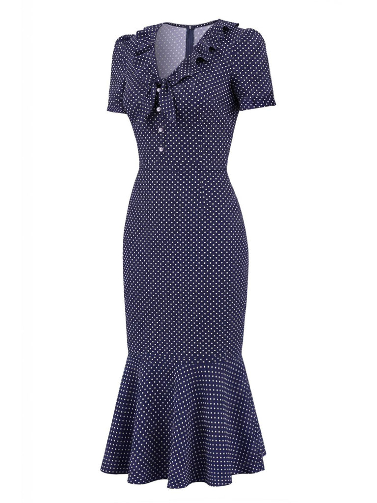 Marineblaues Kleid mit Polka-Dots und Rüschenkragen auf weißem Hintergrund