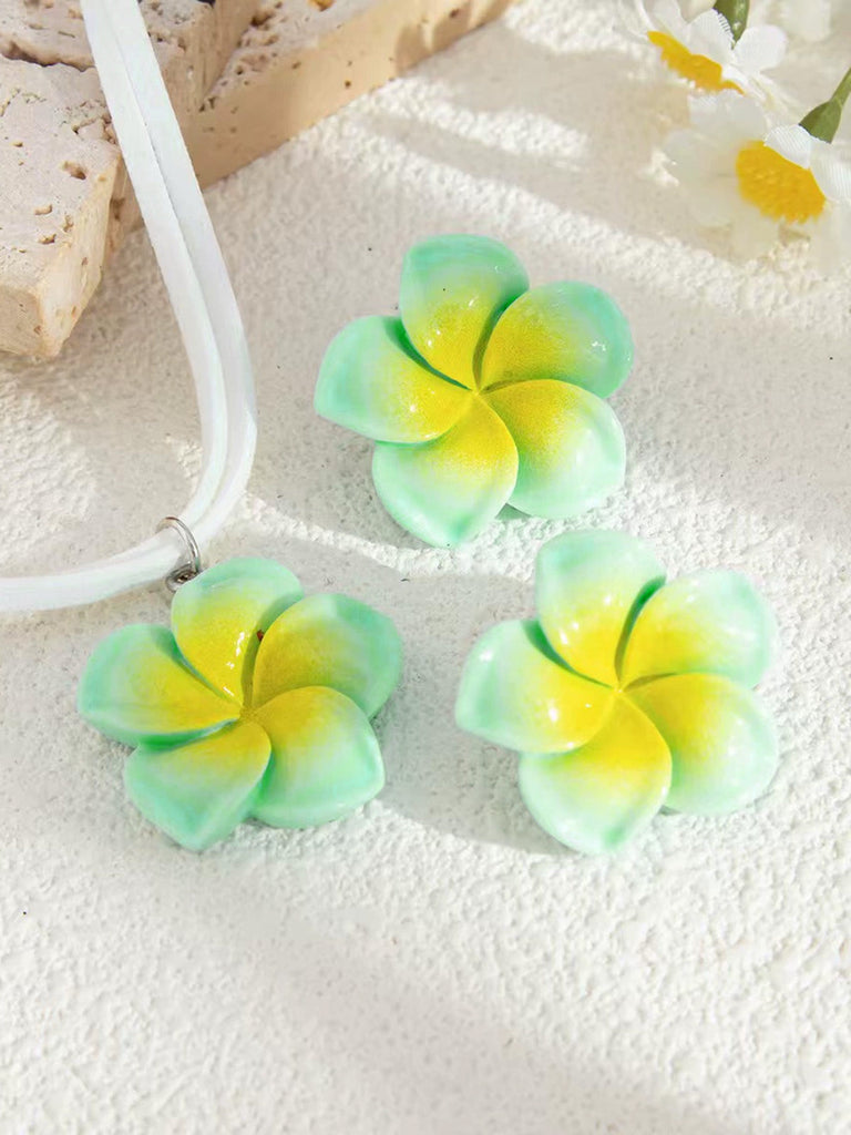 Ohrringe mit Blumen und Nieten