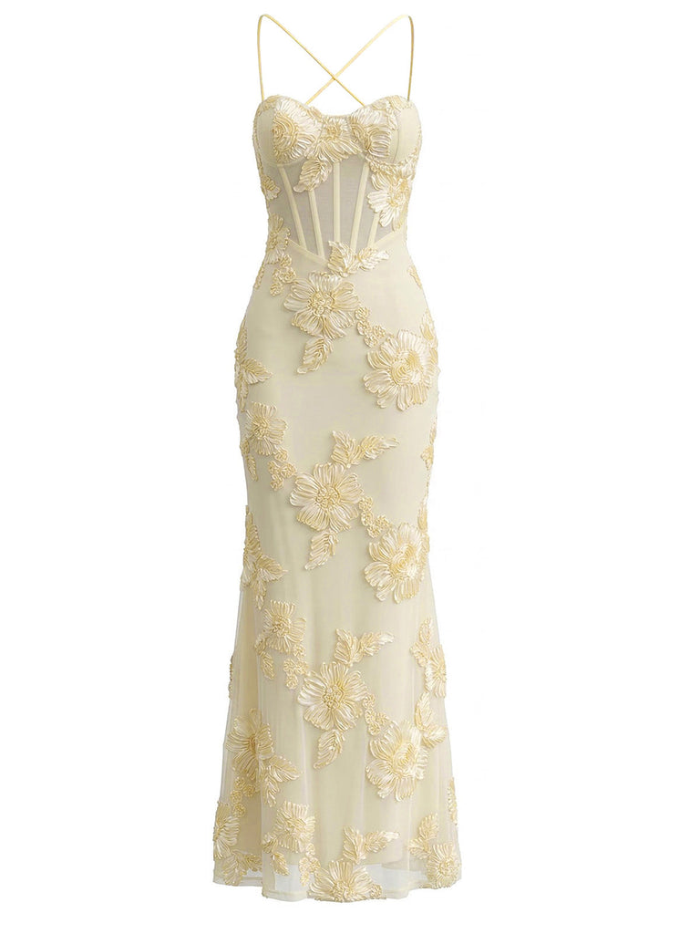 Vorderansicht des eleganten Meerjungfrauen-Abendkleides aus zarter champagnerfarbener Spitze.