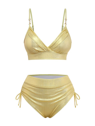 Vorderansicht des goldglänzenden Bikini-Sets mit verstellbarem Triangel-Oberteil und gerafftem, hochgeschnittenem Höschen.