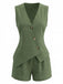 Grüner, ärmelloser Jumpsuit mit Knopfdetails auf weißem Hintergrund