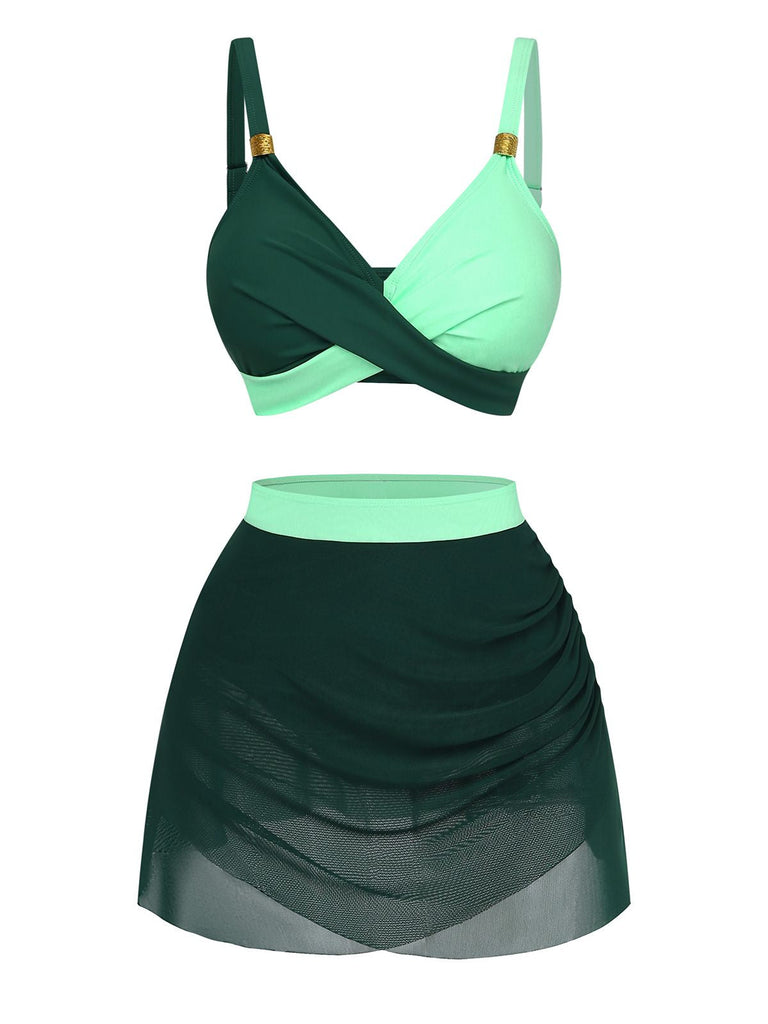 Zweifarbiger grüner Bikini mit Rock auf weißem Hintergrund