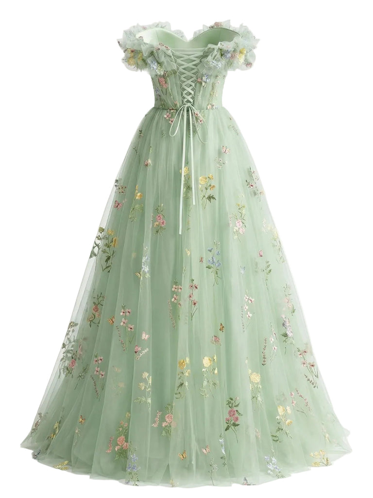 Grünes, blumenbesticktes Kleid auf weißem Hintergrund